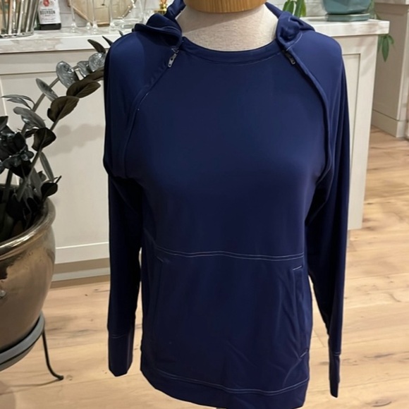 NWOT Care + Ware by Oscar de la Renta Chest port access hoodie - Picture 11 of 12